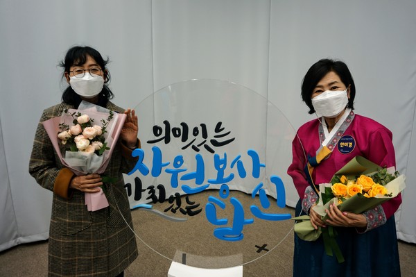 Ms. Mikyeong Han and Mijung Yoo at the final event of 2020 Yuseong-Gu Untact Ignite