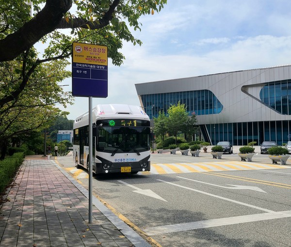 The new city bus stops at six places on campus