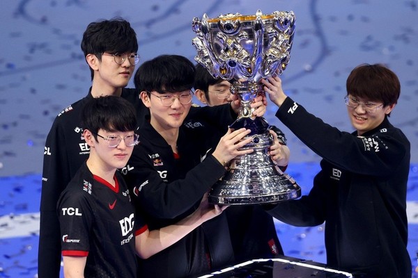 Edward Gaming hoists the Summoner's Cup in the 2021 Worlds Final (RiotGames via GettyImages)