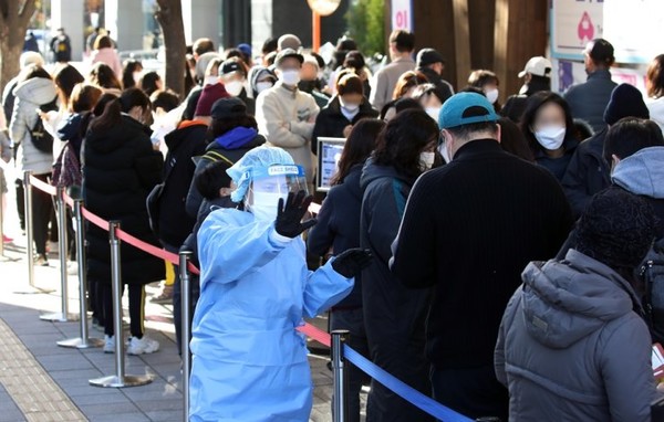 Citizens wait in line at a testing center in Seoul on November 11, which recorded 2,520 new cases (Source: Yonhap)