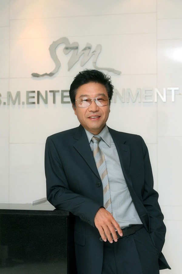 Founder of SM Entertainment Soo-Man Lee teaches in KAIST School of Computing