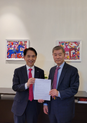 KAIST President Kwang Hyung Lee (left) and GLF President Bae Hee Nam