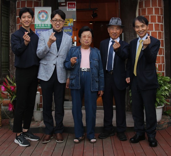Photo (left to right): 1st - Lee Changseob, 3rd - KAIST's biggest individual donor Chairman of Kwangwon Industry Lee Sooyoung, 5th - KAIST President Lee Kwanghyung.