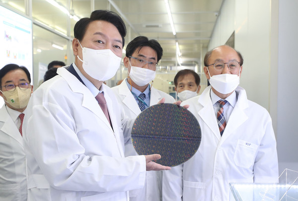 President Yoon visits National NanoFab Center.