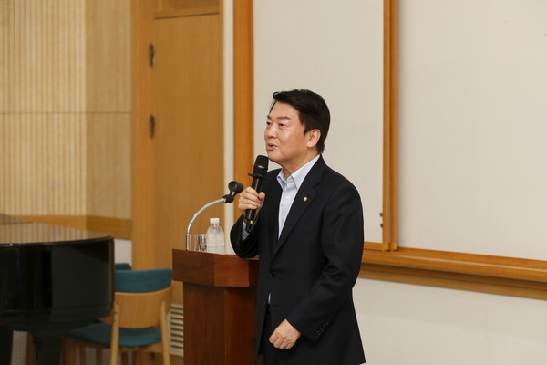 Rep. Cheol-soo Ahn delivers special lecture at KAIST.