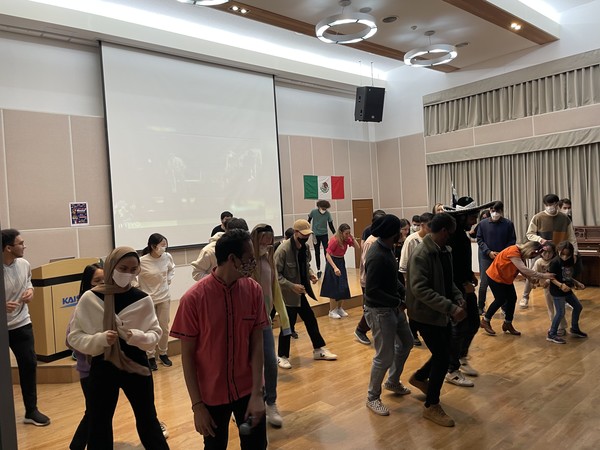 Attendees learning "el Payaso del Rodeo" (Mexican Line Dance)