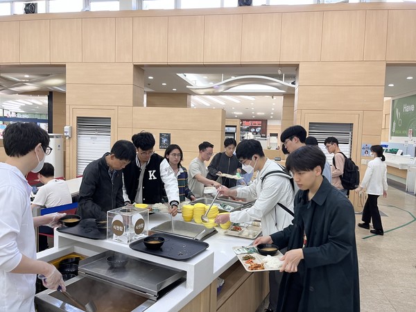 Students having 1000-won Meal at KAIMARU