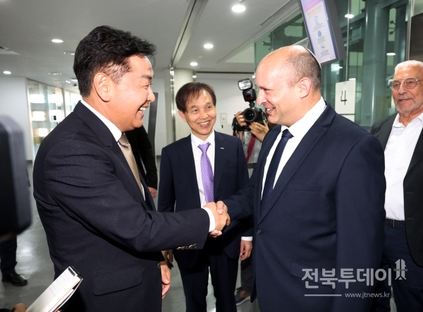(From left) Governor Kwan-young Kim of Jeonbuk Province, KAIST President Kwang Hyung Lee, and 13th Prime Minister of Israel Naftali Bennett