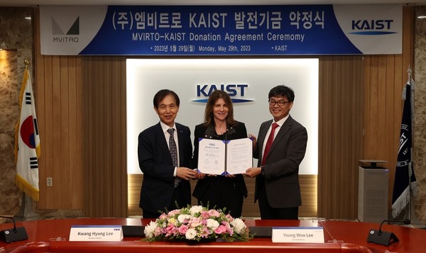 KAIST President Kwang Hyung Lee, NYU President-Delegate Linda G. Mills, and MVITRO CEO Young Woo Lee during the Donation Agreement Ceremony