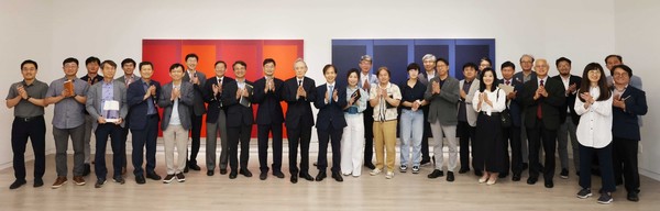 KAIST opens the special exhibit of donated artworks by Hee-Young Yoo.